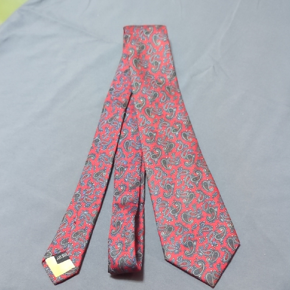 Guy Laroche Elegant Red and Gray Tie